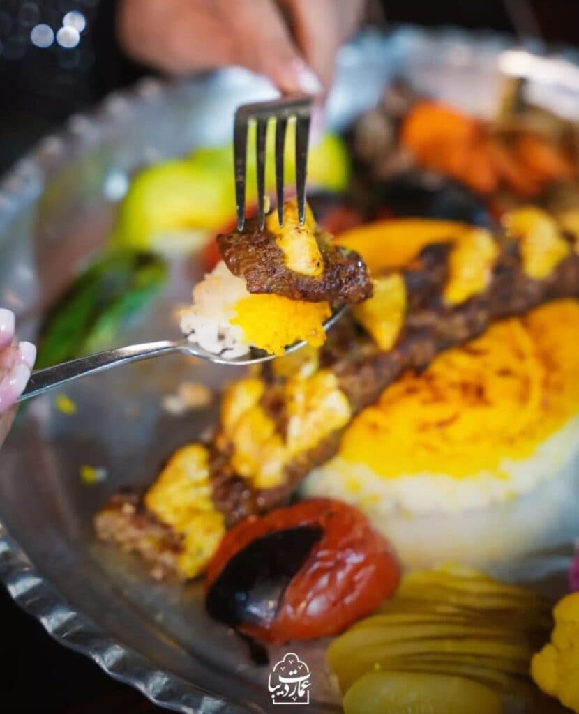 رستوران سنتی عمارت دیبا در همدان