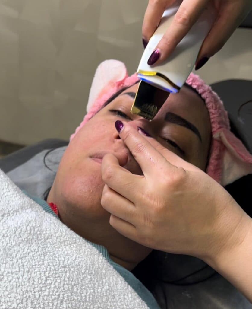 خدمات پاکسازی فشیال تخصصی پوست و صورت دکتر بهادر حسن زاده در گلسار رشت