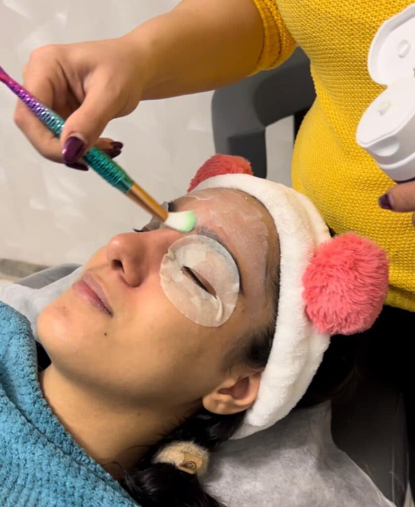 خدمات پاکسازی فشیال تخصصی پوست و صورت دکتر بهادر حسن زاده در گلسار رشت