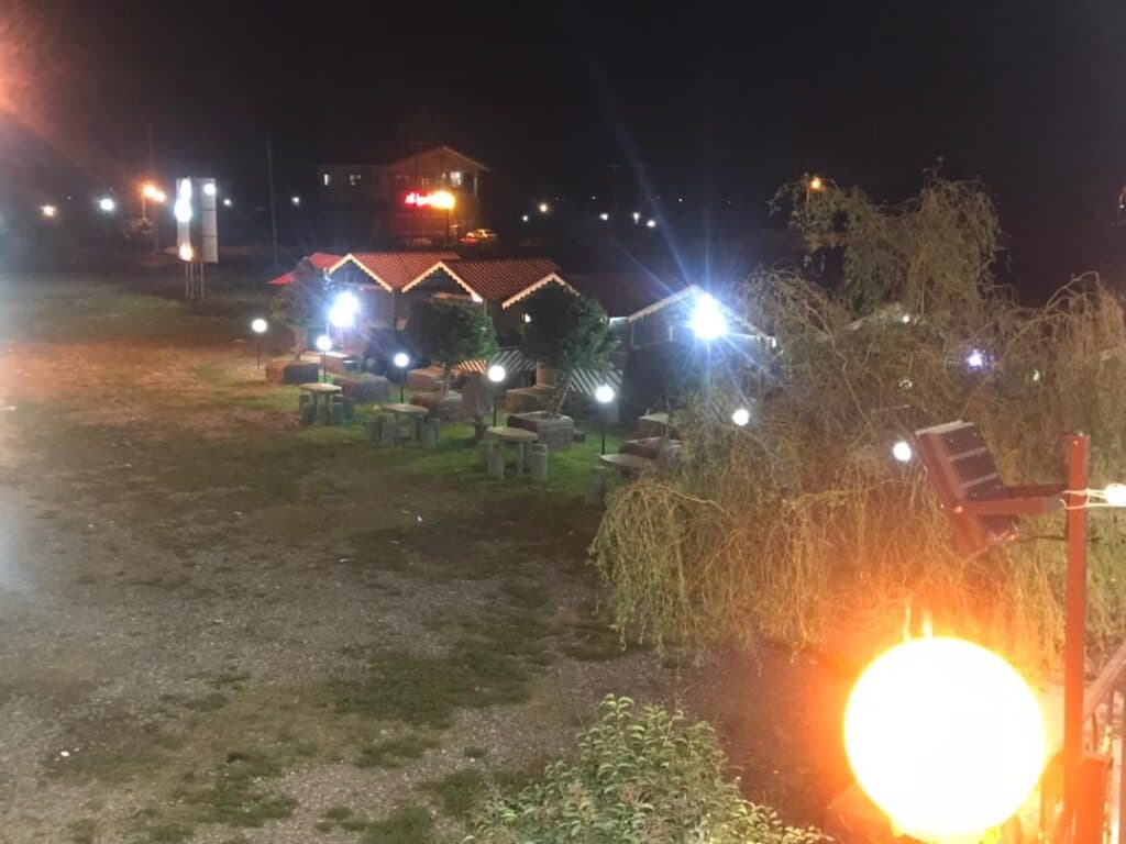 کافه رستوران ته دیگ در صومعه سرا