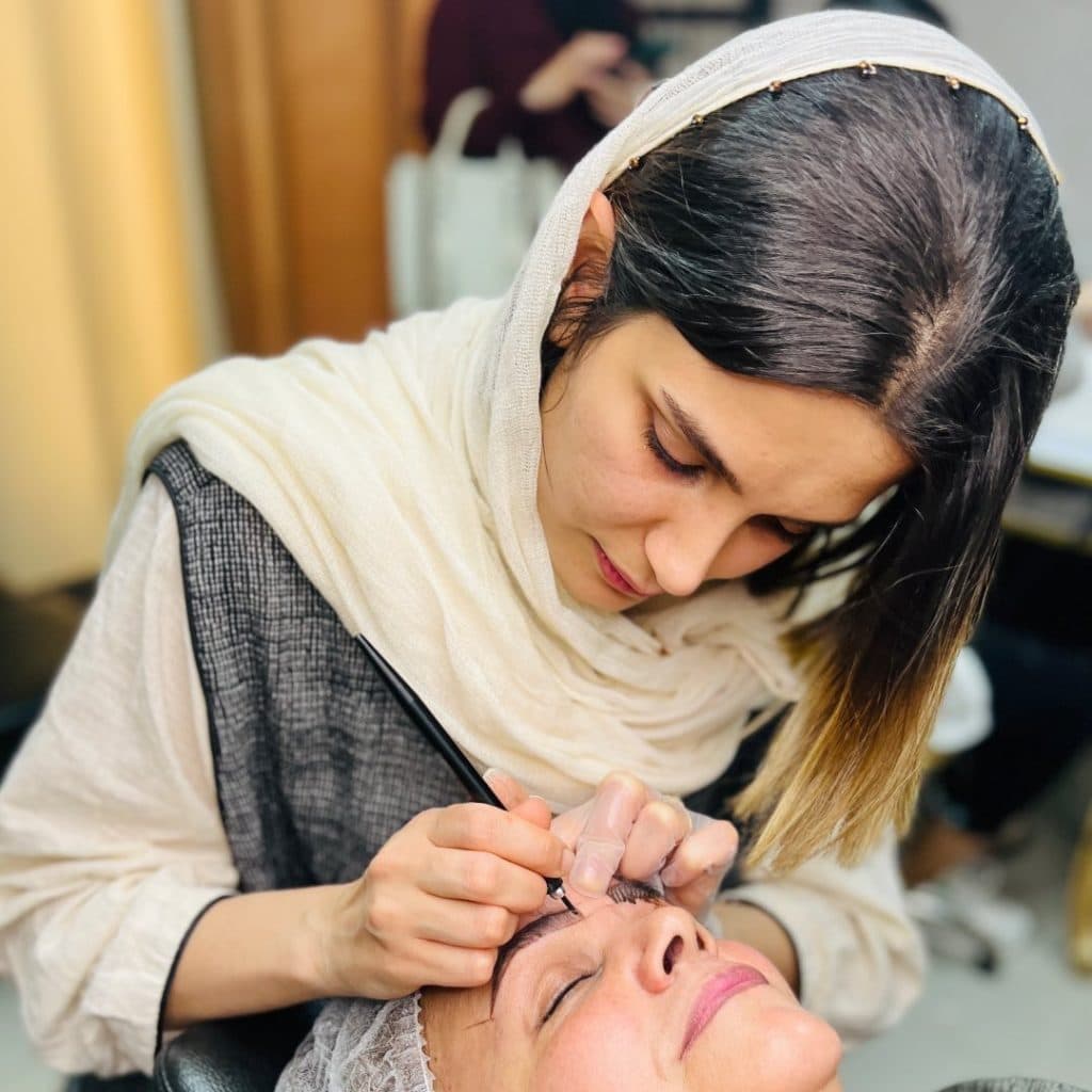 آموزش و خدمات تخصصی میکروبلیدینگ و ریموو تاتو مریم مظفر در دیلم بوشهر