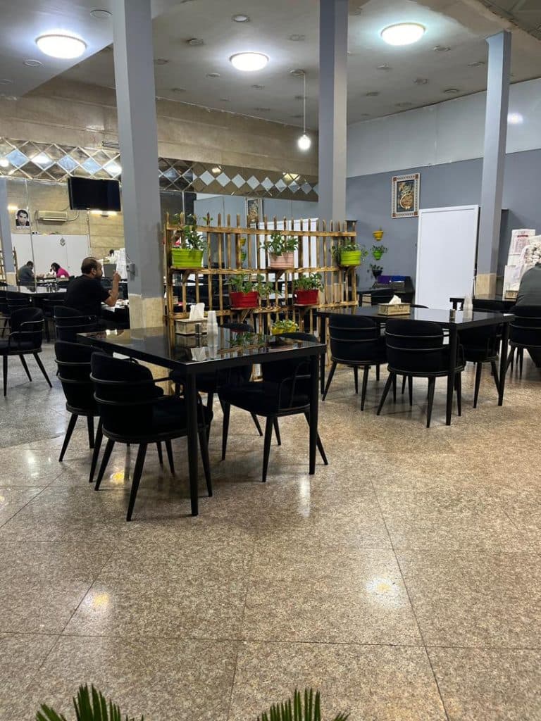 رستوران اکبر جوجه برادران کلبادی در بهارستان اسلامشهر