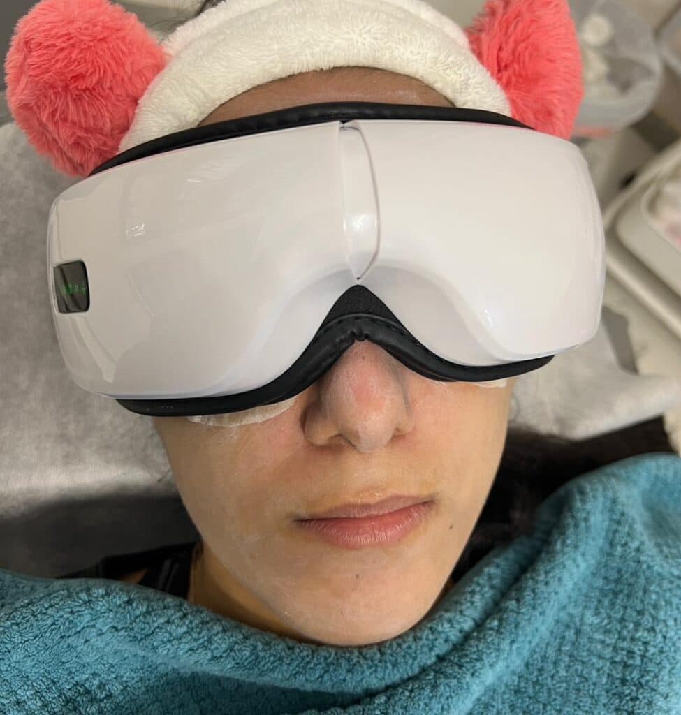 خدمات پاکسازی فشیال تخصصی پوست و صورت دکتر بهادر حسن زاده در گلسار رشت