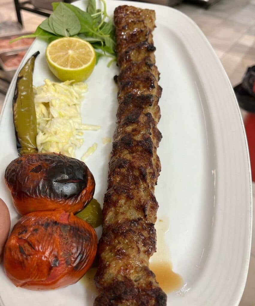 سالن غذاخوری تالار گل در کرمانشاه