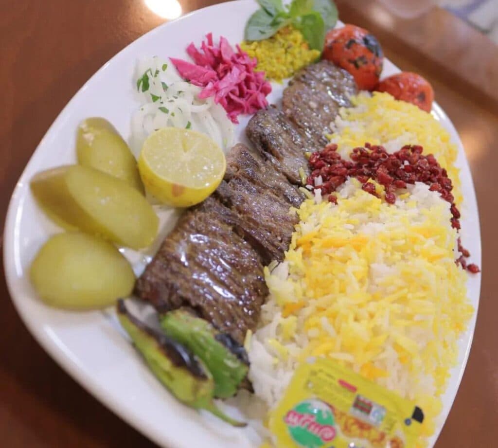 مجموعه غذایی و رستوران قصر در شهر آلونی