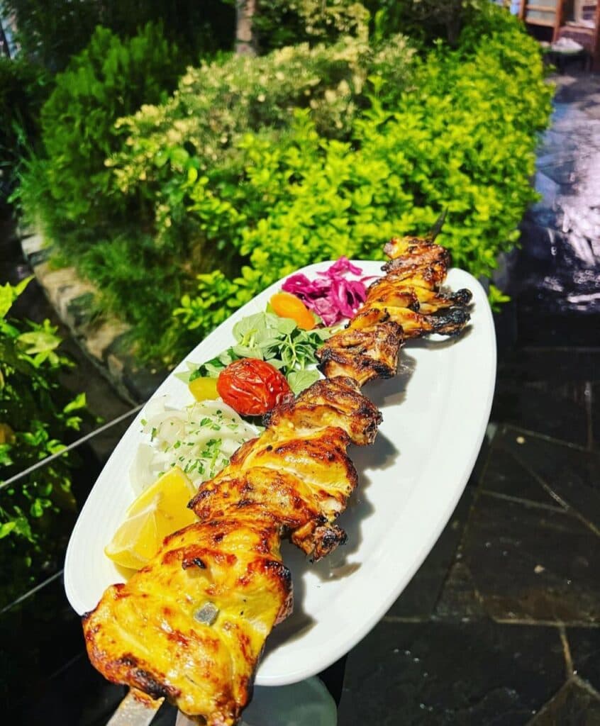 سالن غذاخوری تالار گل در کرمانشاه