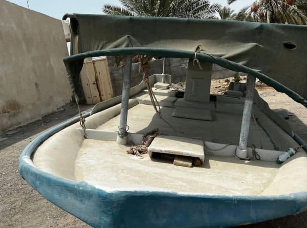 لوازم یدکی موتور قایق شهر دریایی در قشم