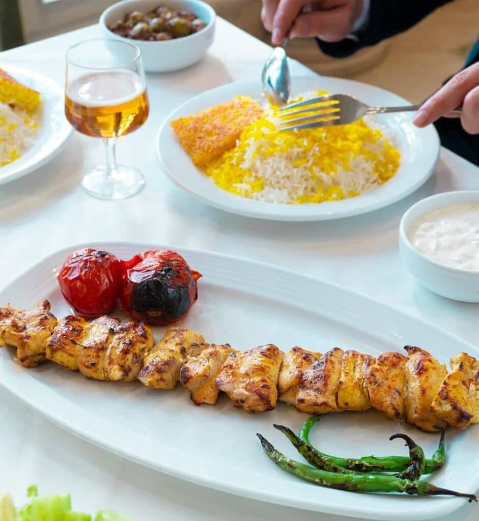 رستوران دربار الوند در گنج نامه همدان