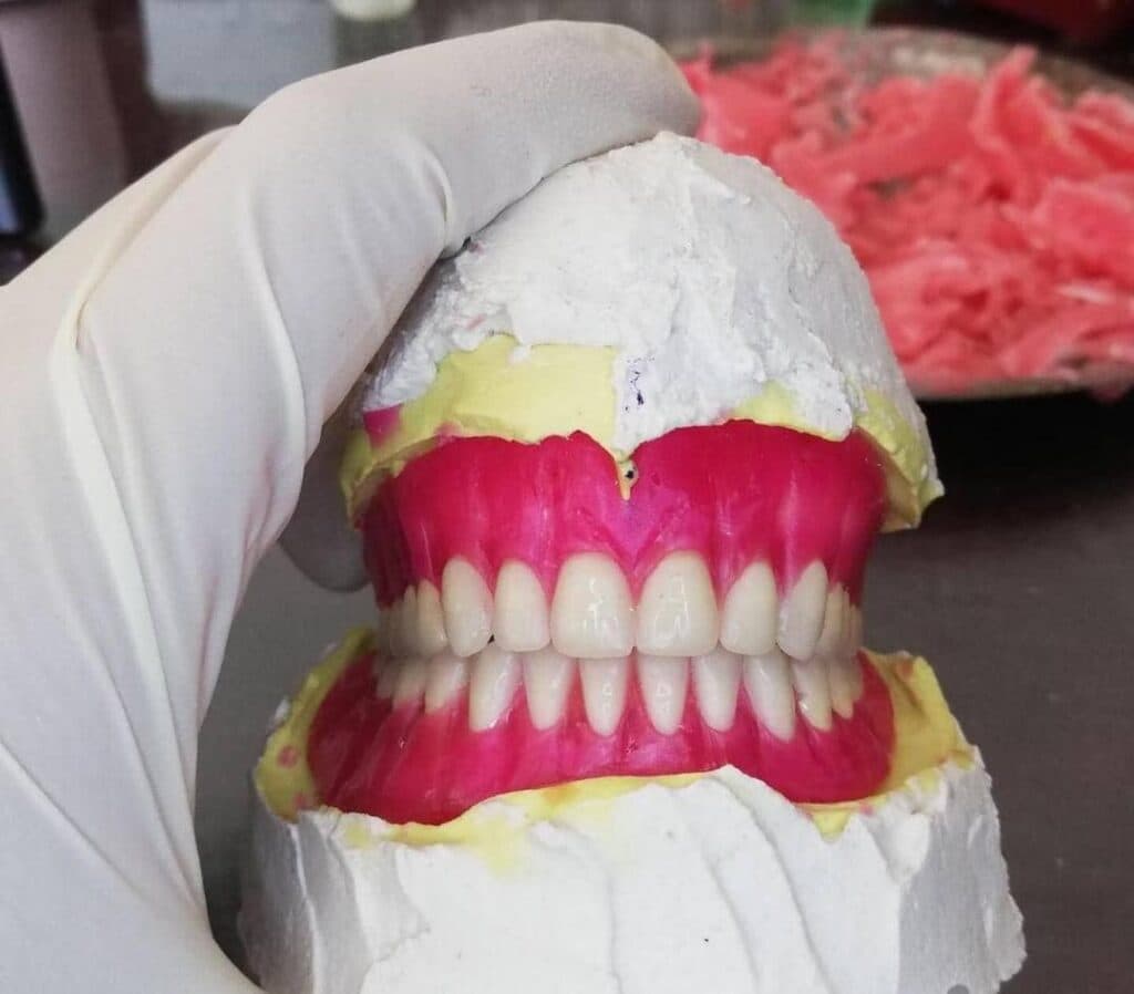 مرکز تخصصی دندانسازی و دندان مصنوعی و متحرک مهدی عسکری نژاد در کرمان