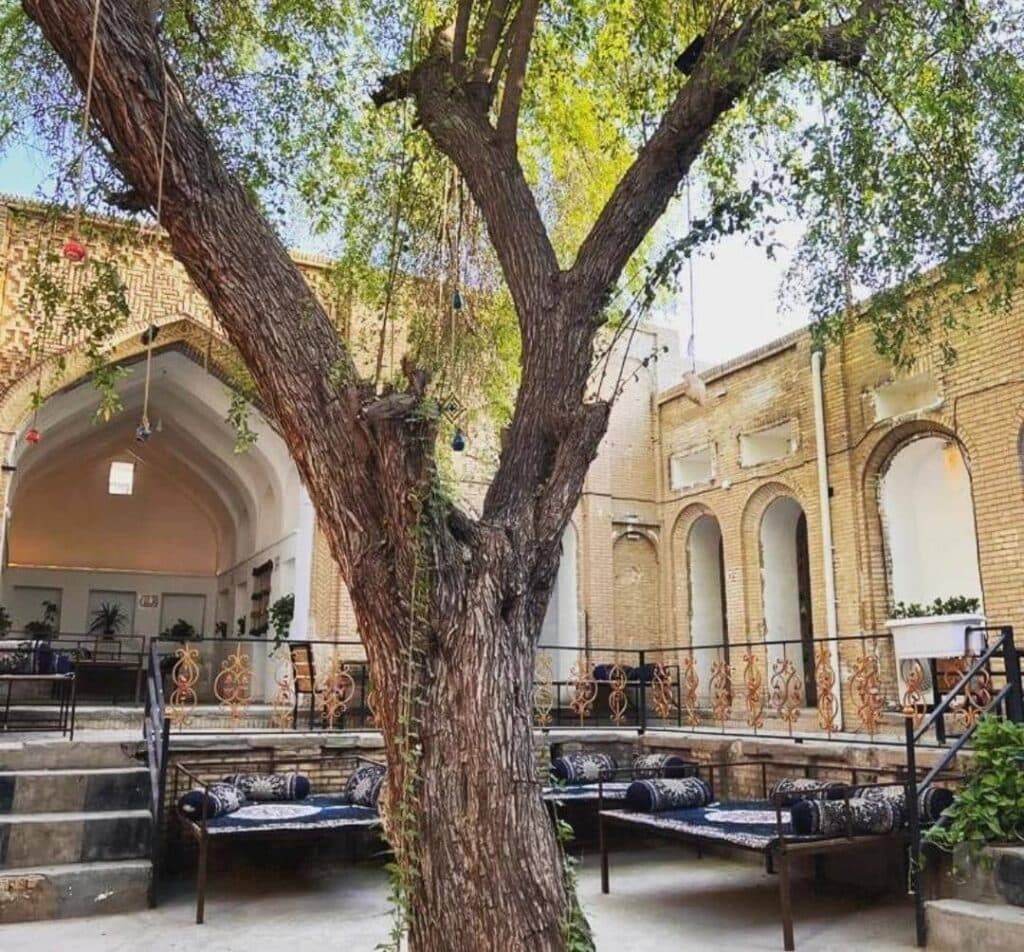 کافه رستوران عمارت کهن در شوشتر