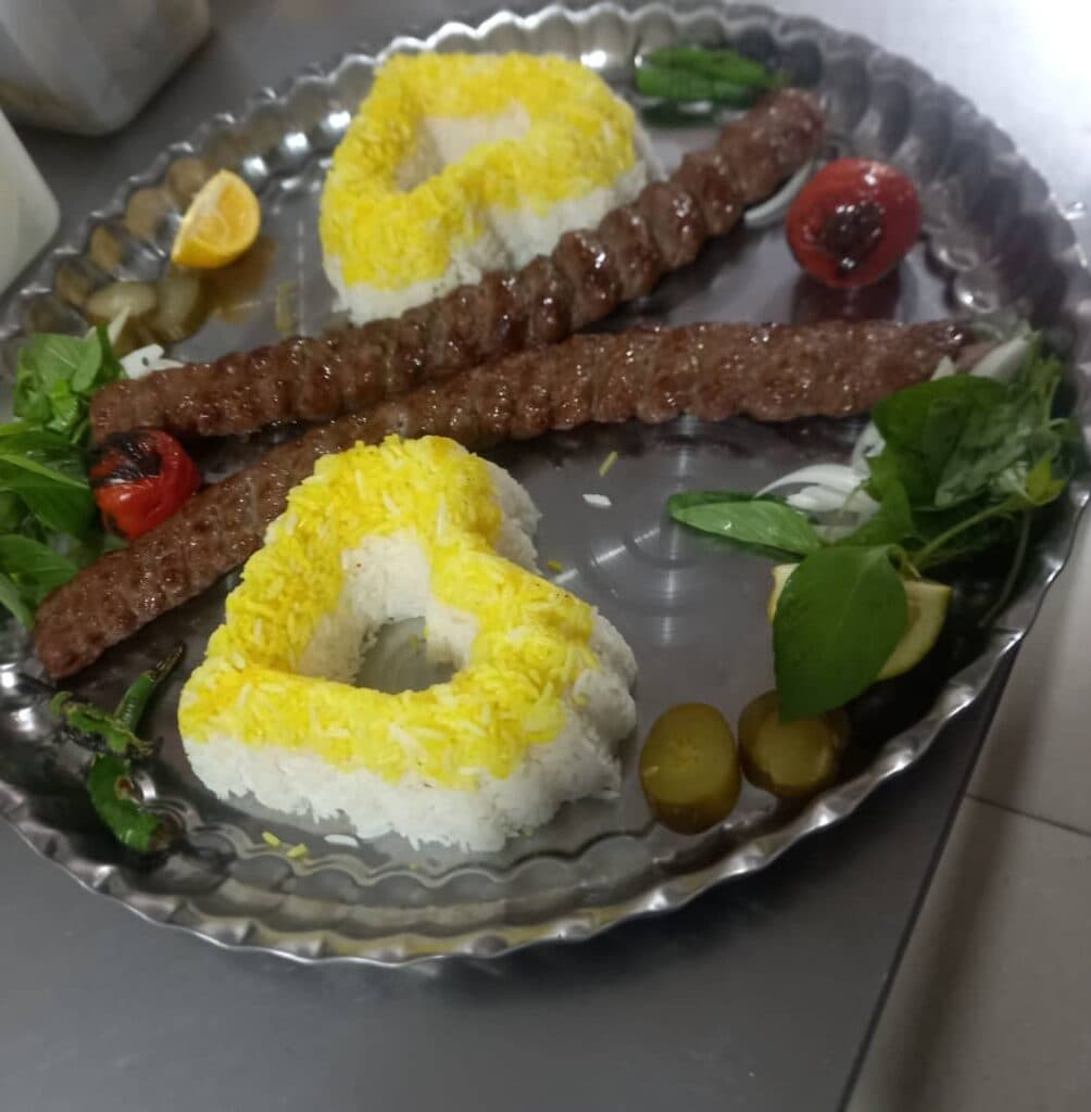رستوران و کترینگ طلائیه در گرمسار