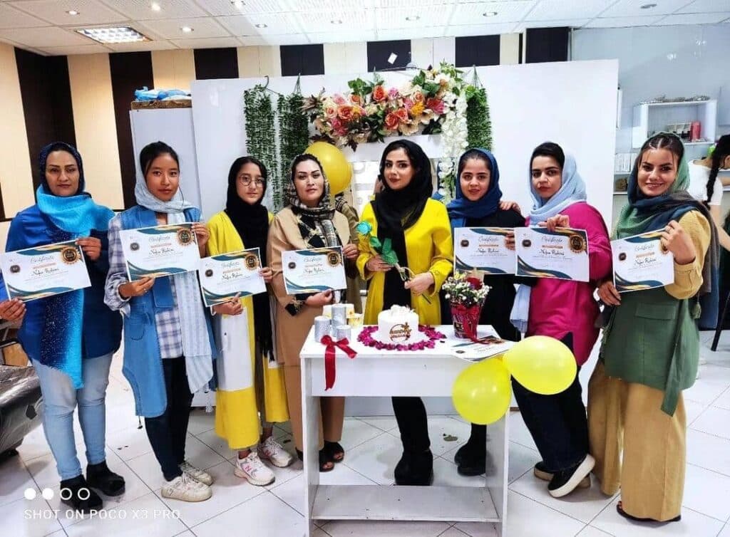 آموزش و خدمات تخصصی شینیون عروس و بافت مو نفس راد در اراک