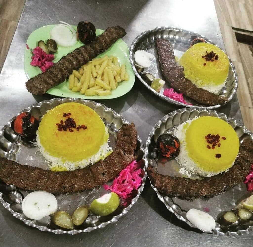 سفره خانه سنتی پارسیس در ایرانشهر