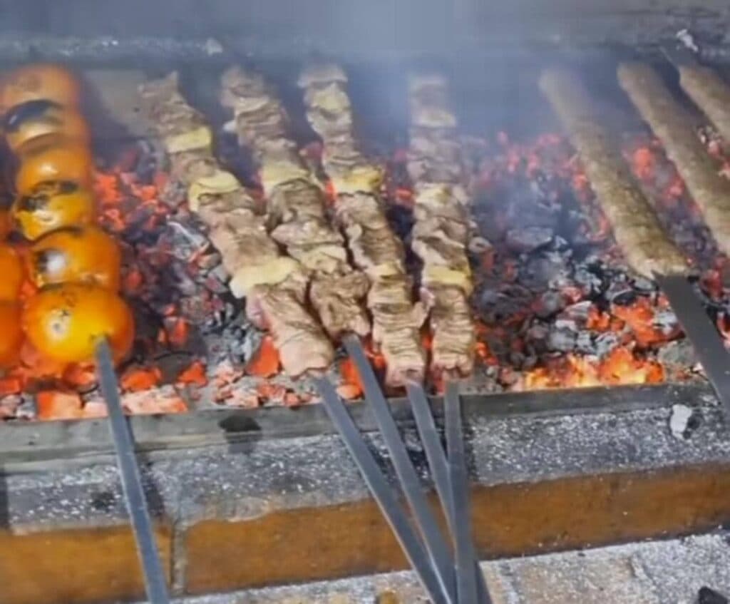 رستوران سنتی باغ بهشت در شاهین دژ