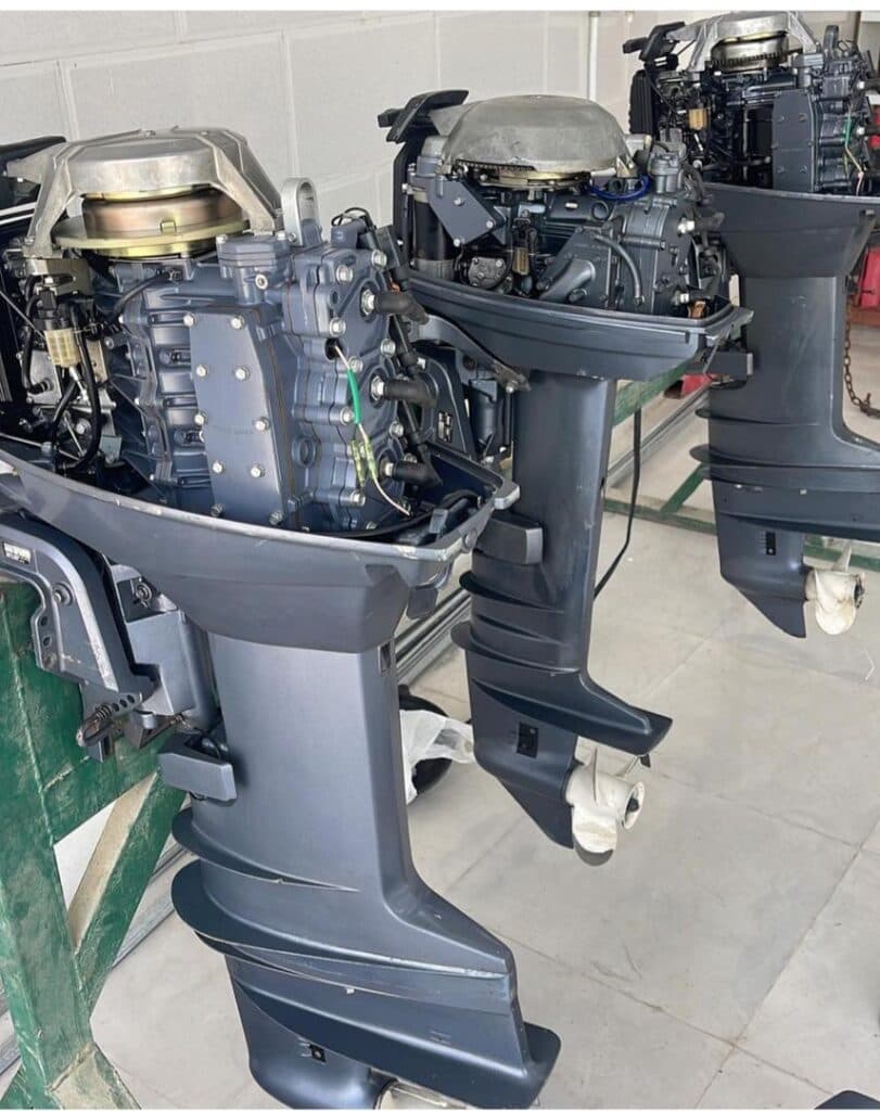 لوازم یدکی موتور قایق شهر دریایی در قشم