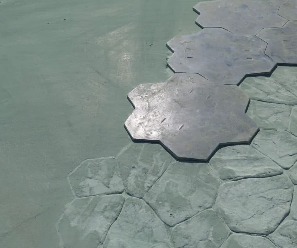 تولید و اجرای کفسازی صنعتی رنگی و افزودنی های بتن سخت بتن در اصفهان