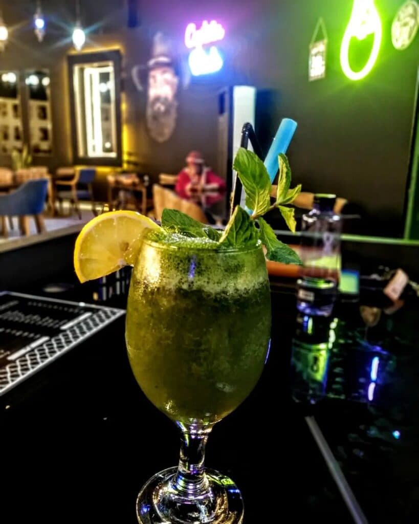 کافه رستوران بین المللی کاپتان بلک در جزیره کیش