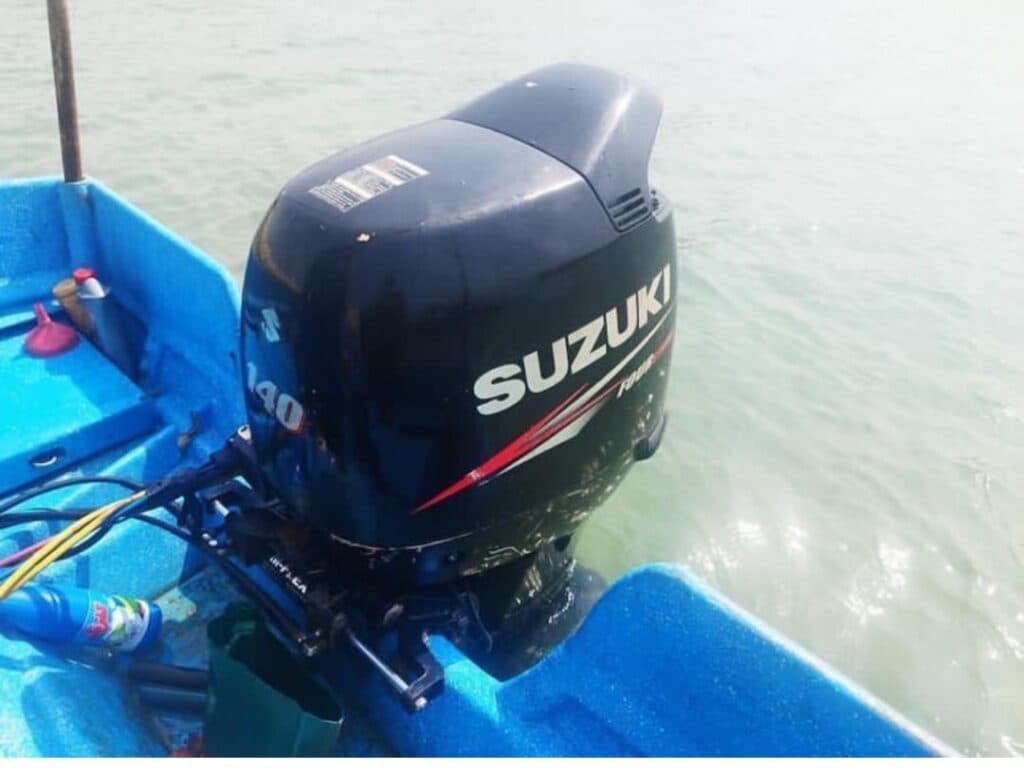 لوازم یدکی موتور قایق شهر دریایی در قشم