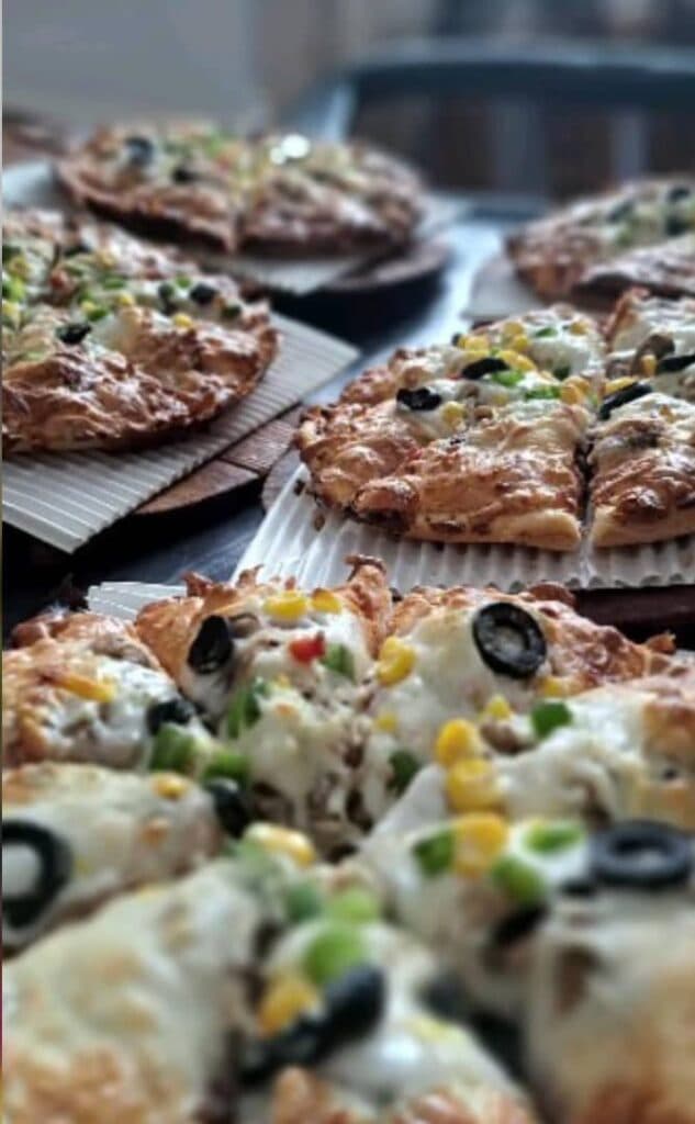 غذای بیرون بر قاشق طلایی در سرخرود