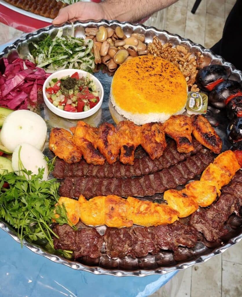 رستوران بزرگ طاووس در جاده ماسوله