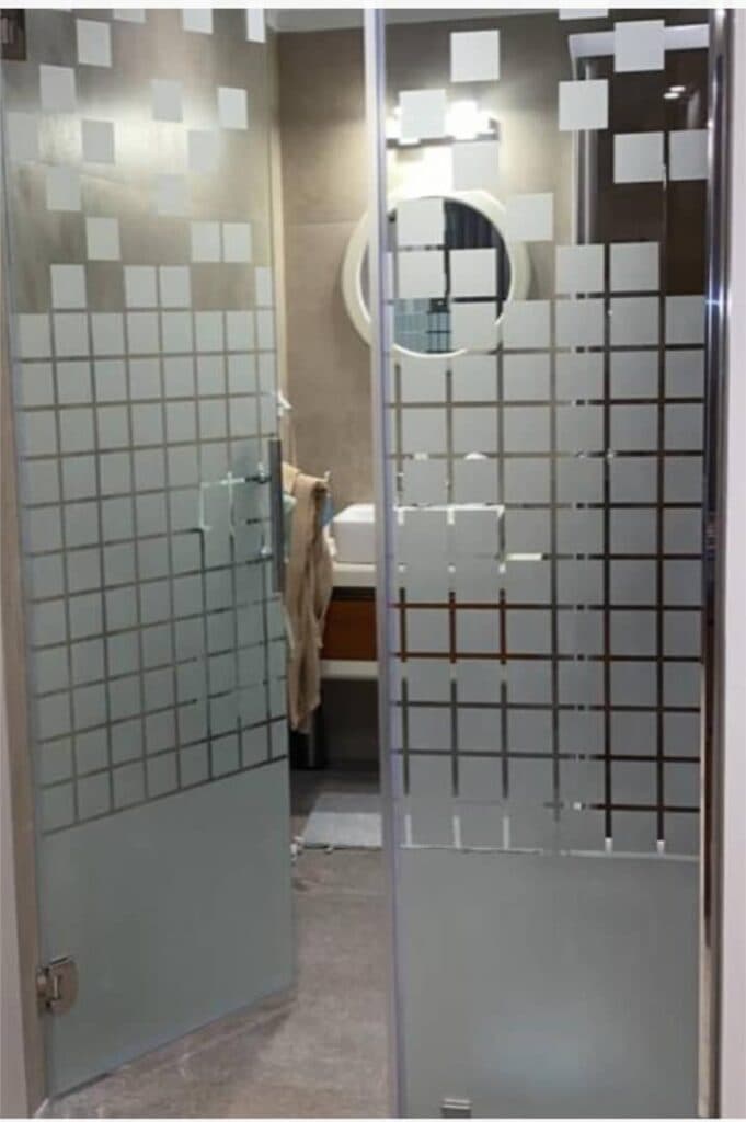 طراحی و حکاکی شیشه و آینه و لوگو با دستگاه پیشرفته غلامی در هشتگرد کرج