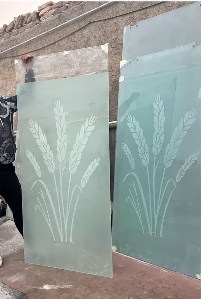 طراحی و حکاکی شیشه و آینه و لوگو با دستگاه پیشرفته غلامی در هشتگرد کرج