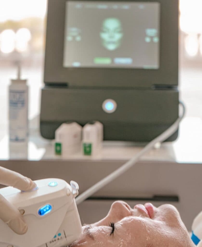 کلینیک زیبایی پوست و مو لاگوم در کیش