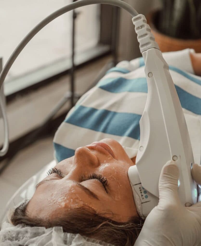 کلینیک زیبایی پوست و مو لاگوم در کیش