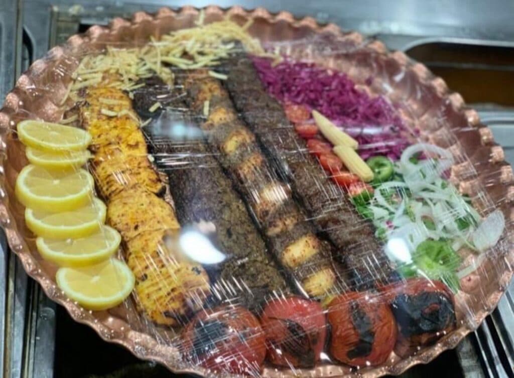 رستوران کلاسیک حجت خان در سادات محله