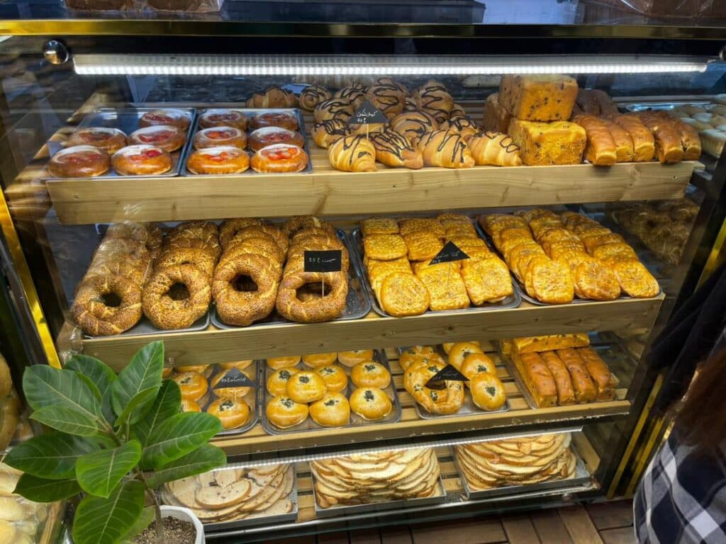 کافه قنادی بانان رهنما در مشهد