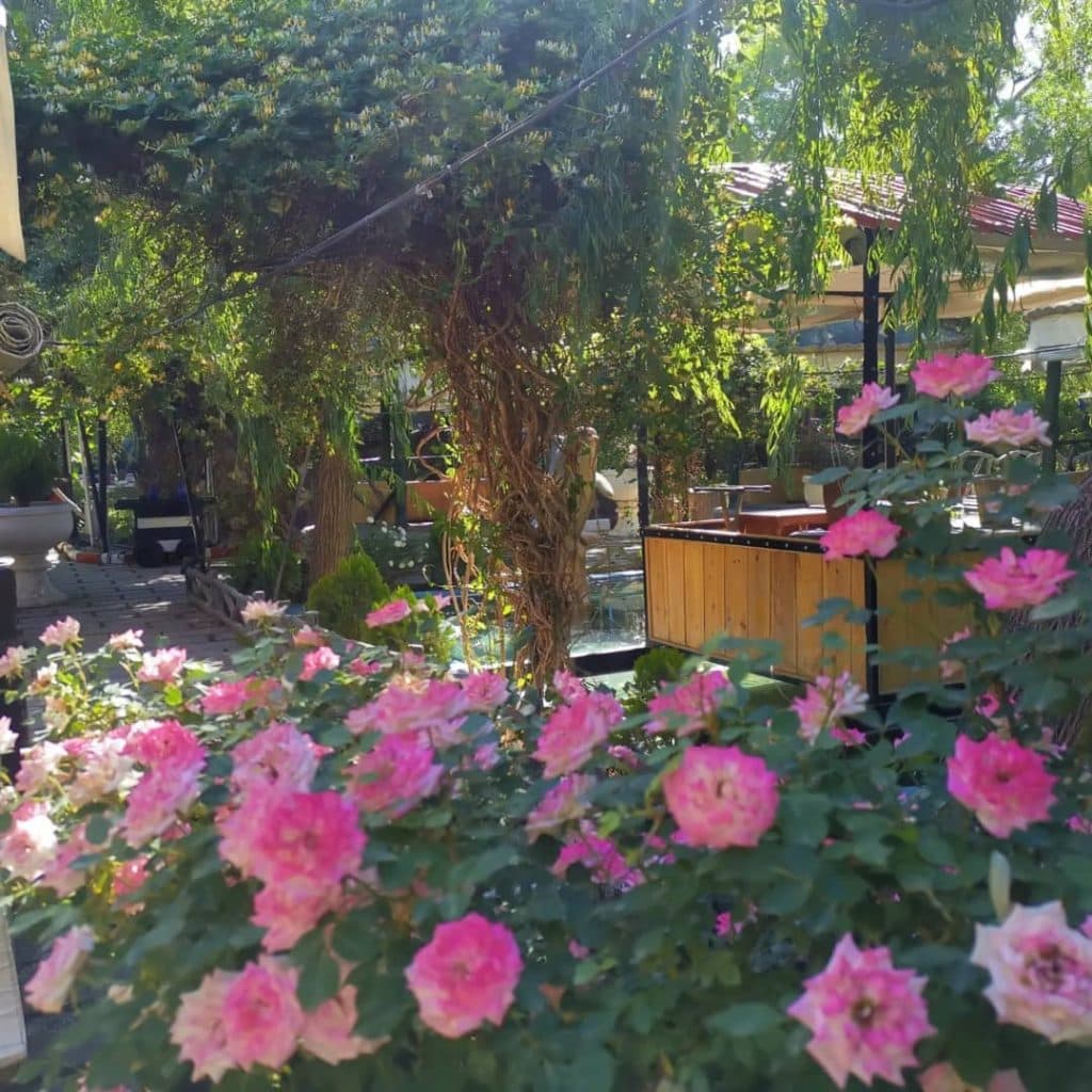 باغ تالار و کافه رستوران چهارباغ در فیروز بهرام تهران