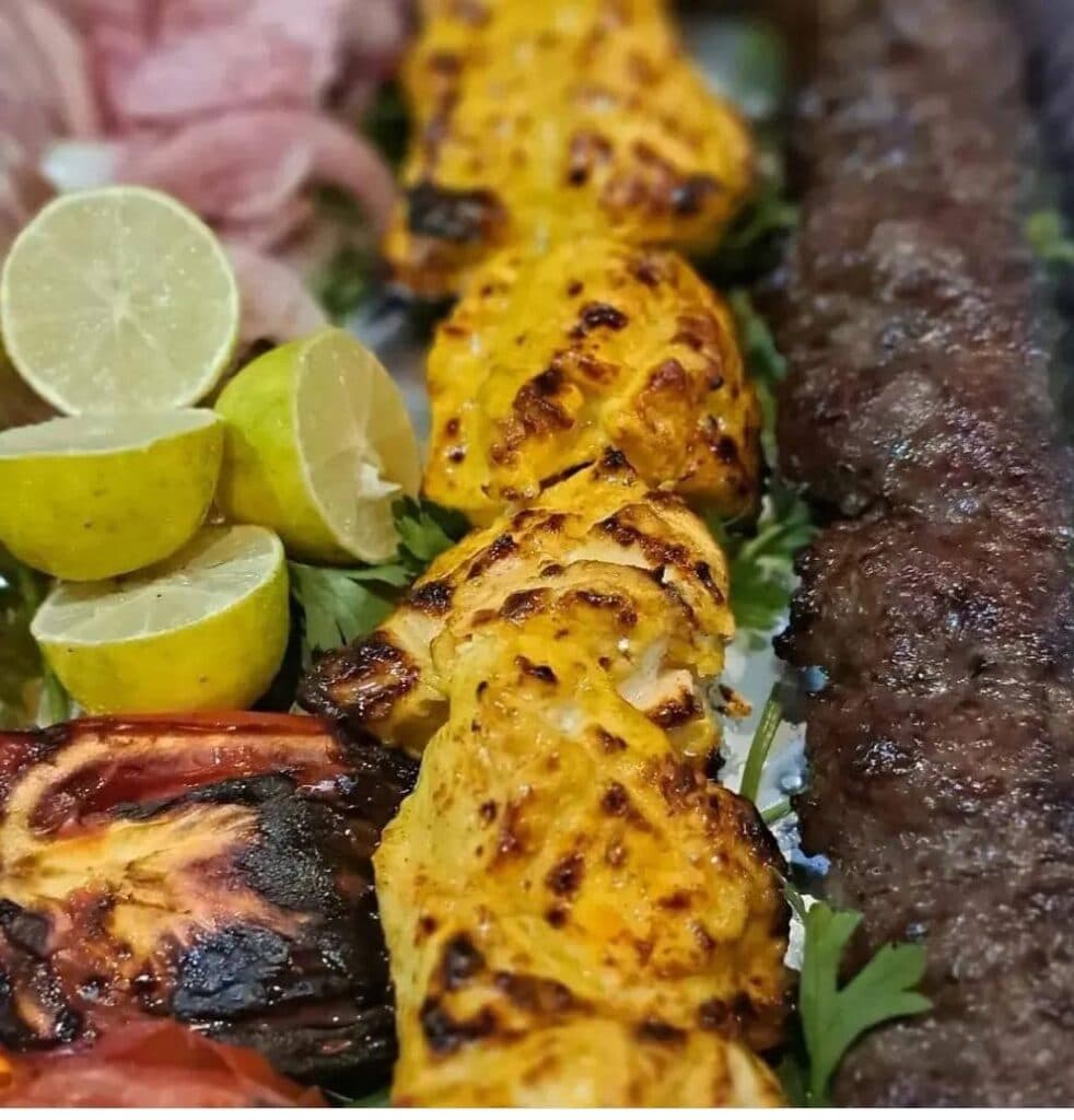 غذای بیرون بر قاشق طلایی در سرخرود