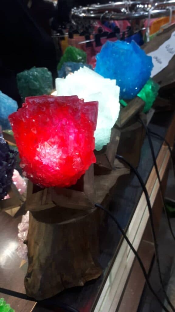 فروش عمده و انحصاری سنگهای نمک رنگی و کریستالی نمکدون در اصفهان