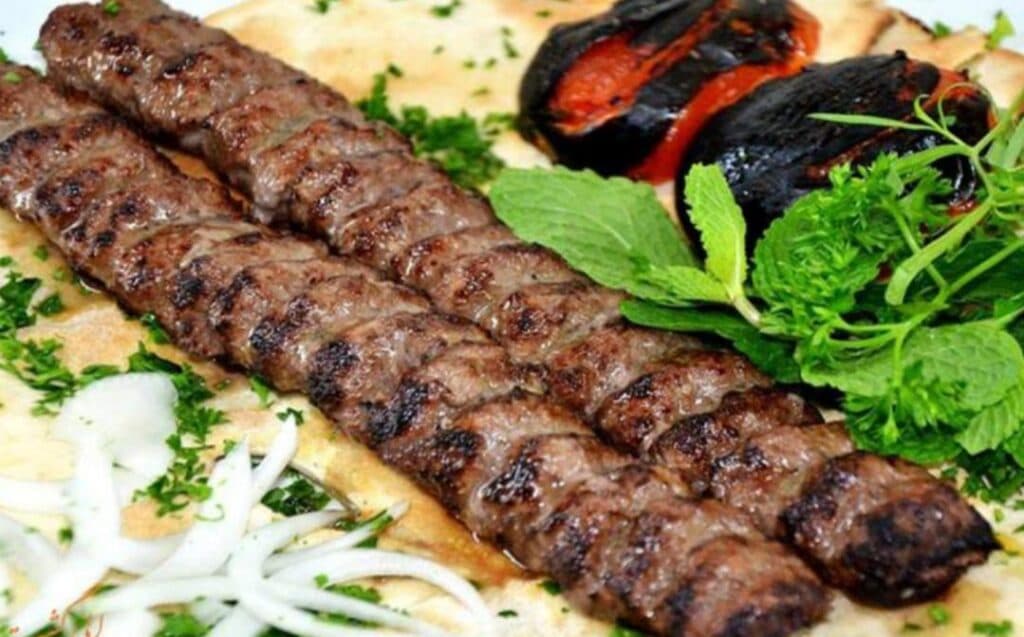 رستوران باغ غذای جهانی در آستانه اشرفیه