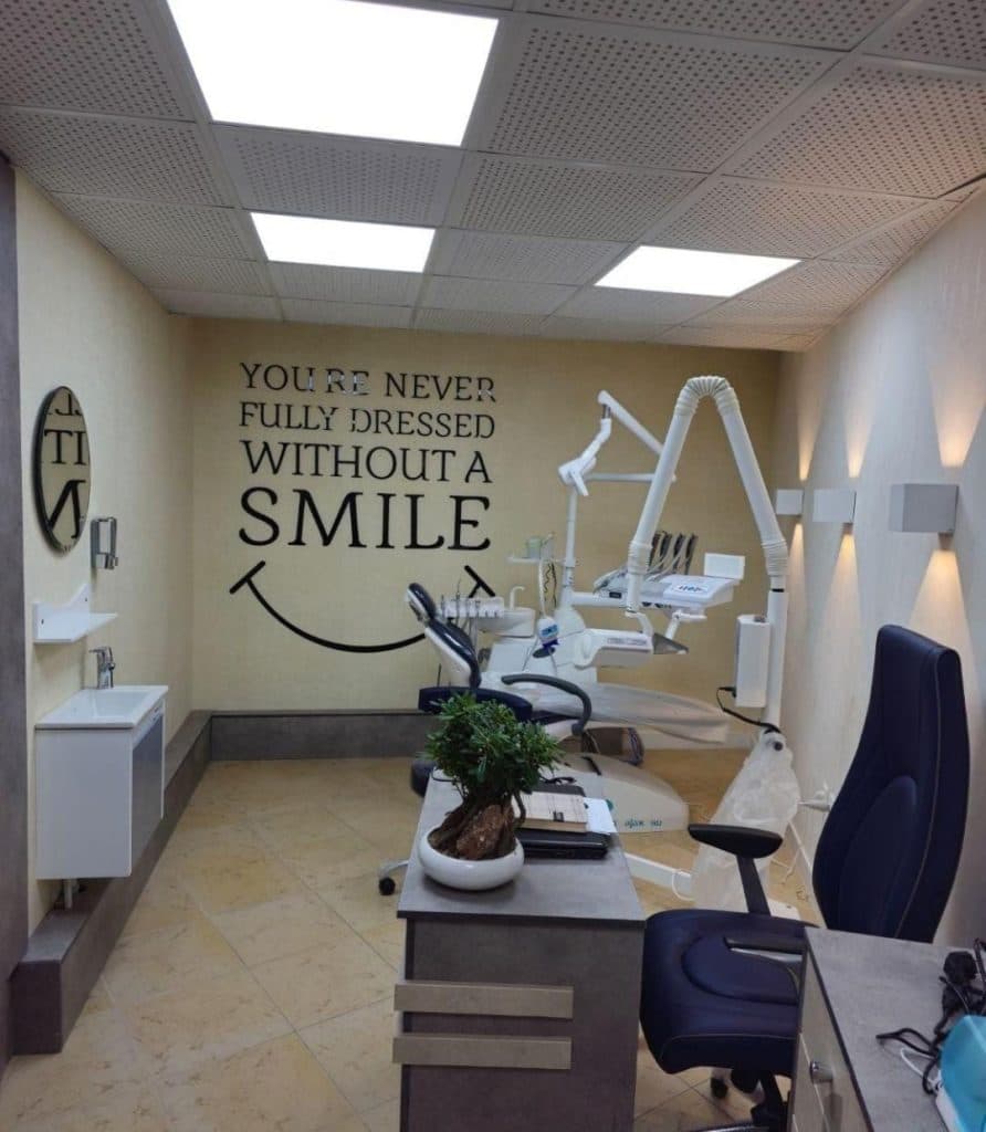 مرکز تخصصی ایمپلنت و زیبایی دندان دکتر نیما اصلاح نیا در رشت