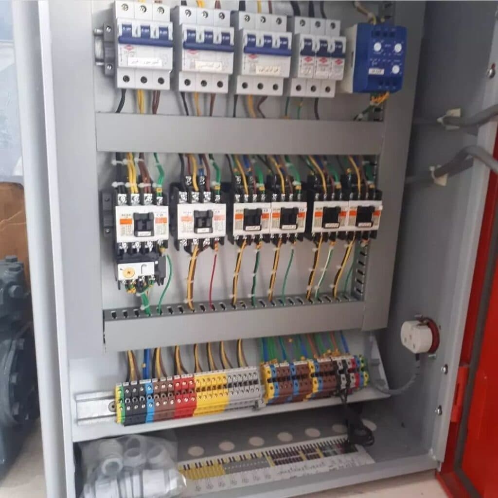 طراحی و ساخت سردخانه ثابت و متحرک کامیون و نیسان بوران تک در سردشت