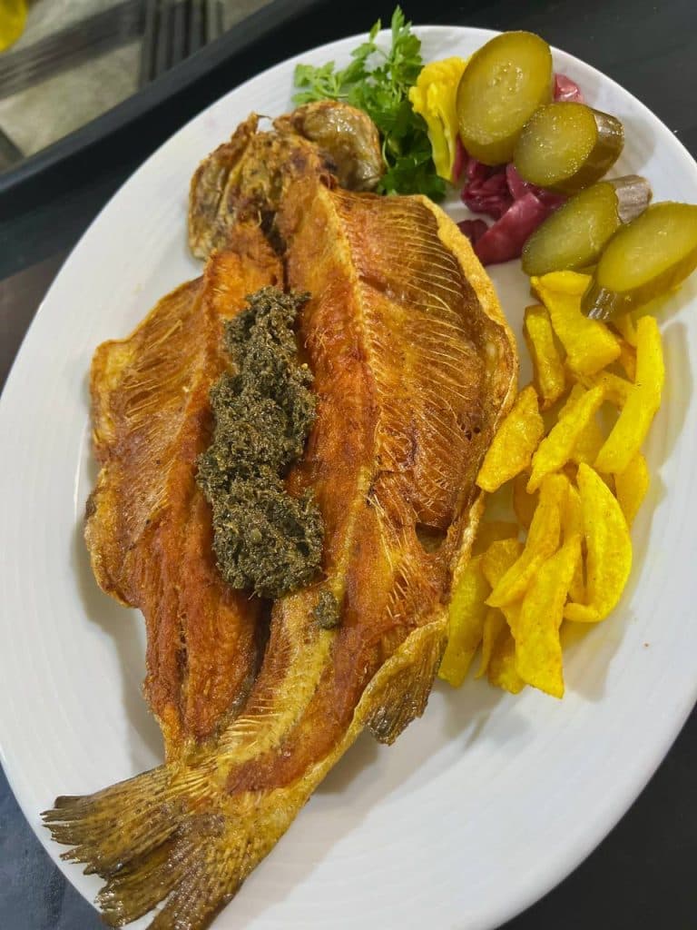 کافه رستوران اژدری در چمستان