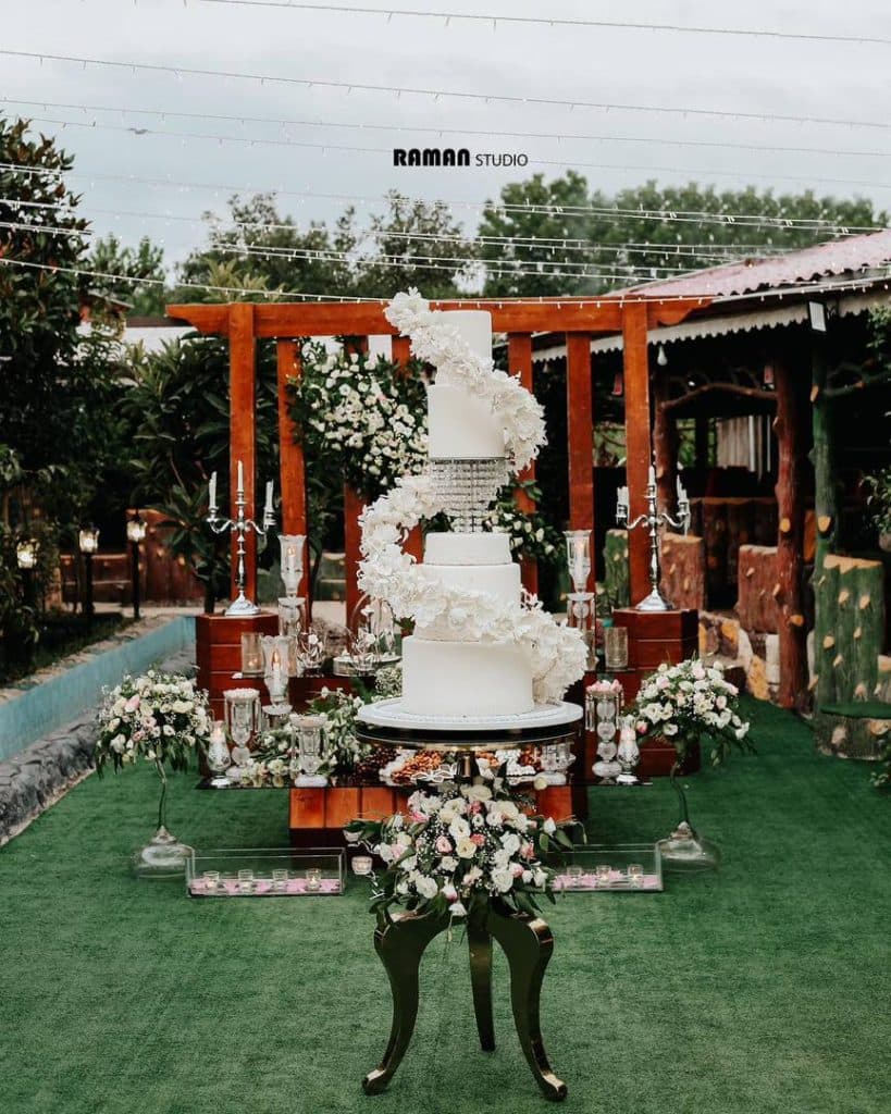 باغ تالار ققنوس گیلان در شفت