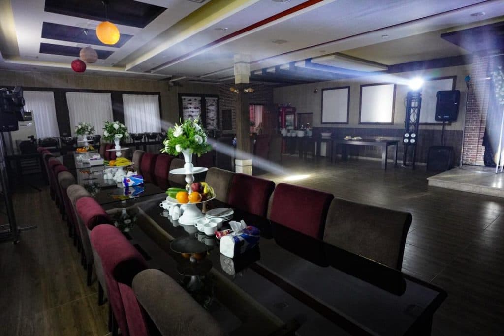 باغ تالار ققنوس گیلان در شفت