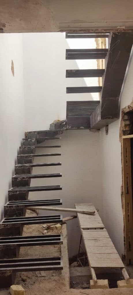 طراحی و نصب پله پیچ و معلق فراز پله در اصفهان