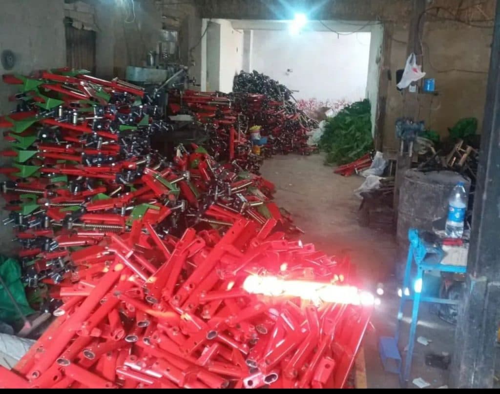 طراحی و تولید تریلی تک محور و دو محور کمپرسی میرزایی در همدان