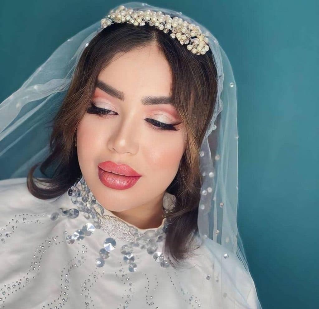 آموزش و خدمات تخصصی میکاپ نیلی دریکوندی در خرم آباد