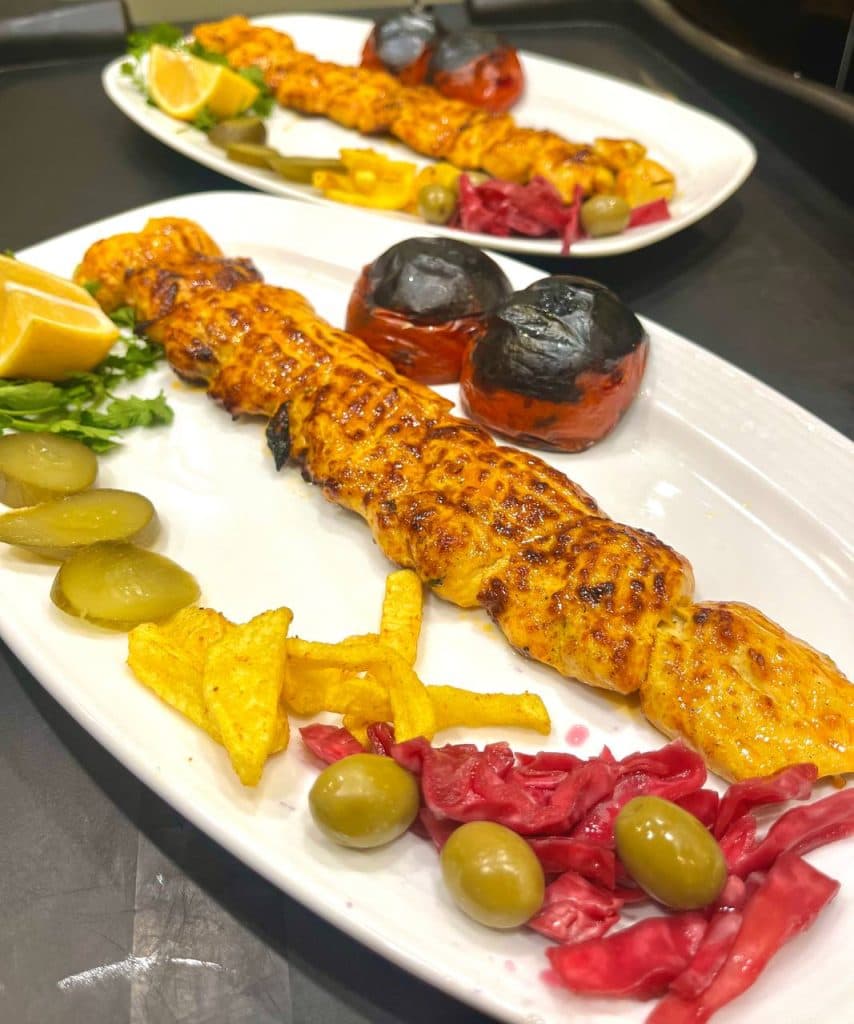 کافه رستوران اژدری در چمستان