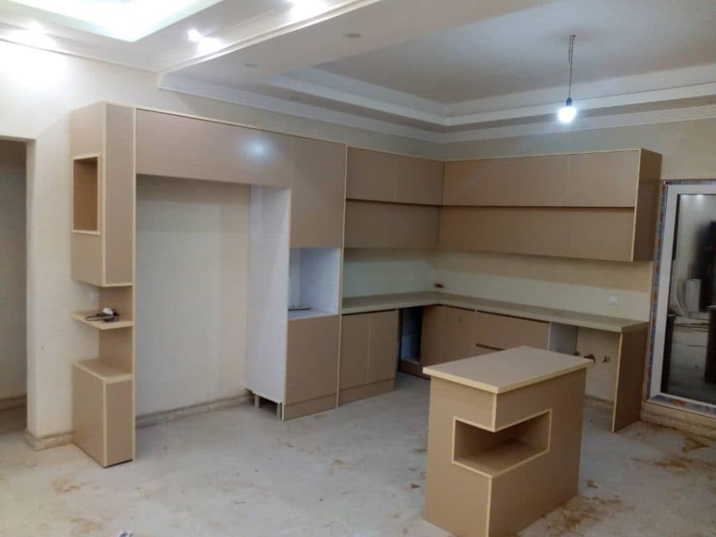 ساخت و اجرای کمد دیواری باکسی و ریلی دکوراسیون کاج در تهران