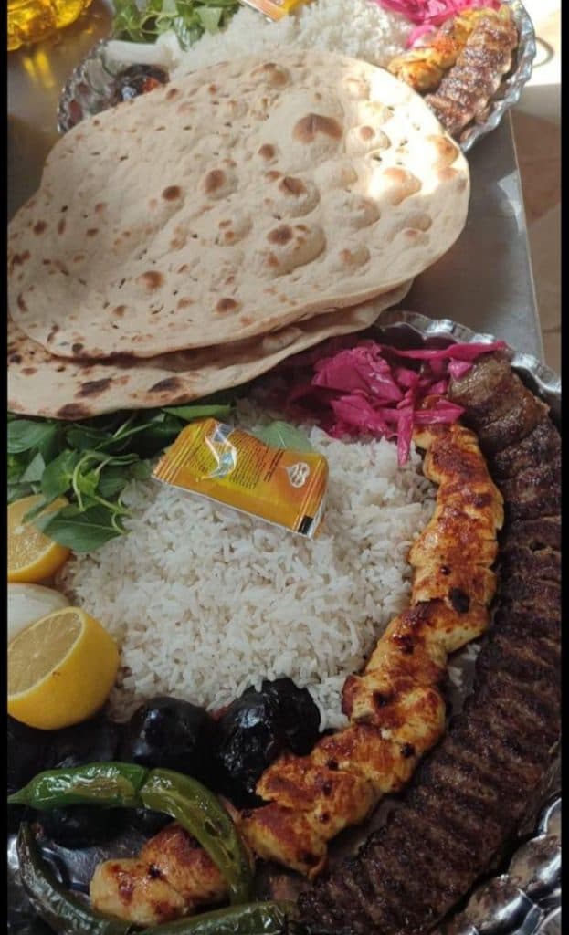 آشپزخانه بیرون بر بابا حاتم در دوکوهک شیراز