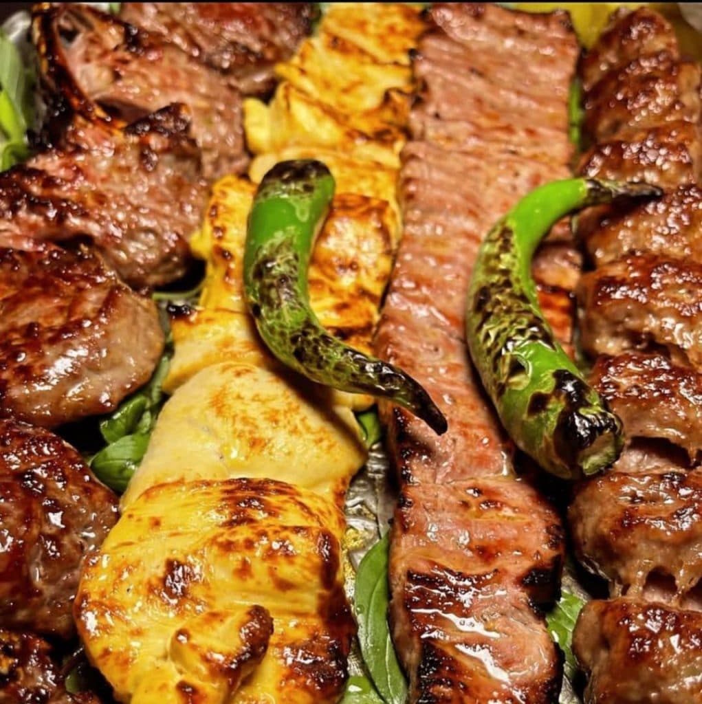 آشپزخانه بیرون بر بابا حاتم در دوکوهک شیراز