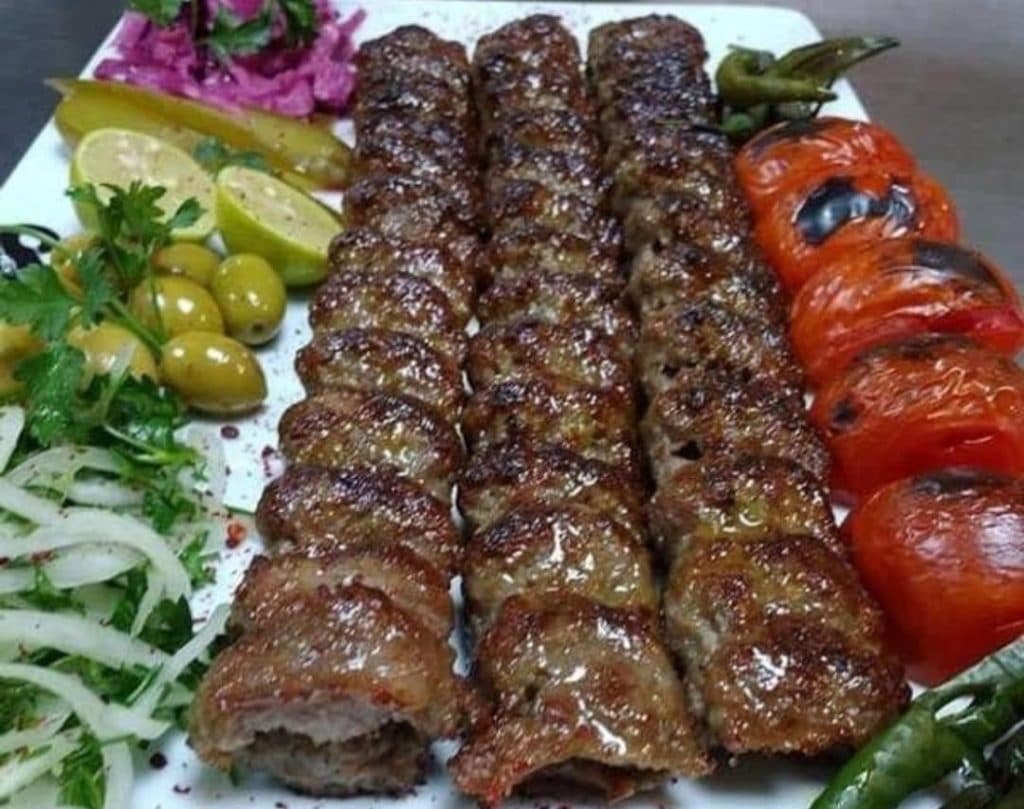 آشپزخانه بیرون بر بابا حاتم در دوکوهک شیراز