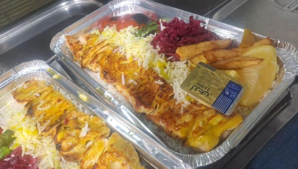 آشپزخانه بیرون بر بابا حاتم در دوکوهک شیراز