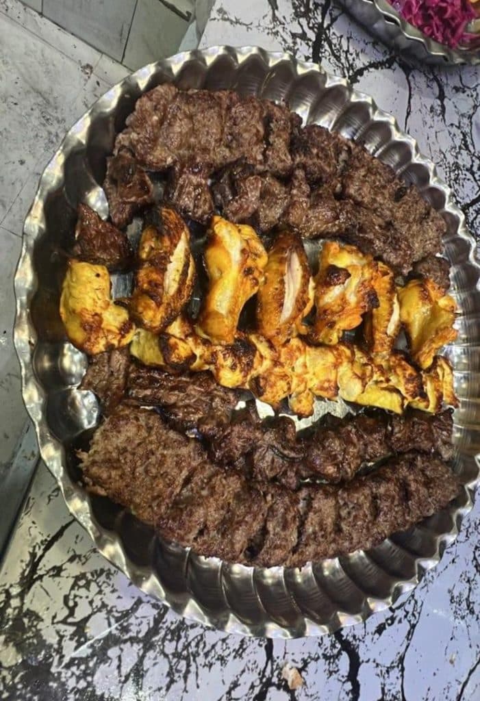 آشپزخانه بیرون بر بابا حاتم در دوکوهک شیراز