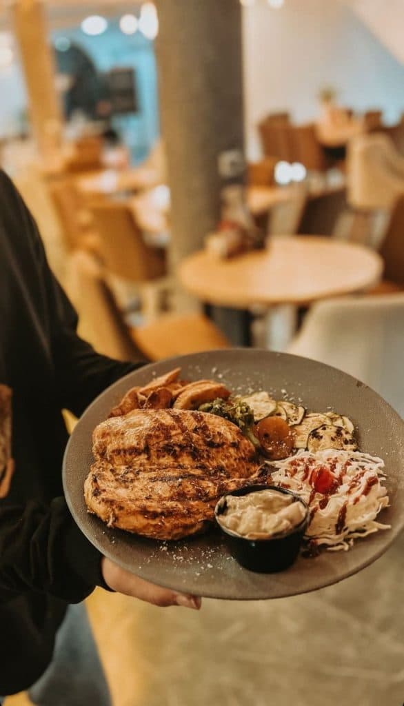 کافه رستوران دخ در محمودآباد مازندران